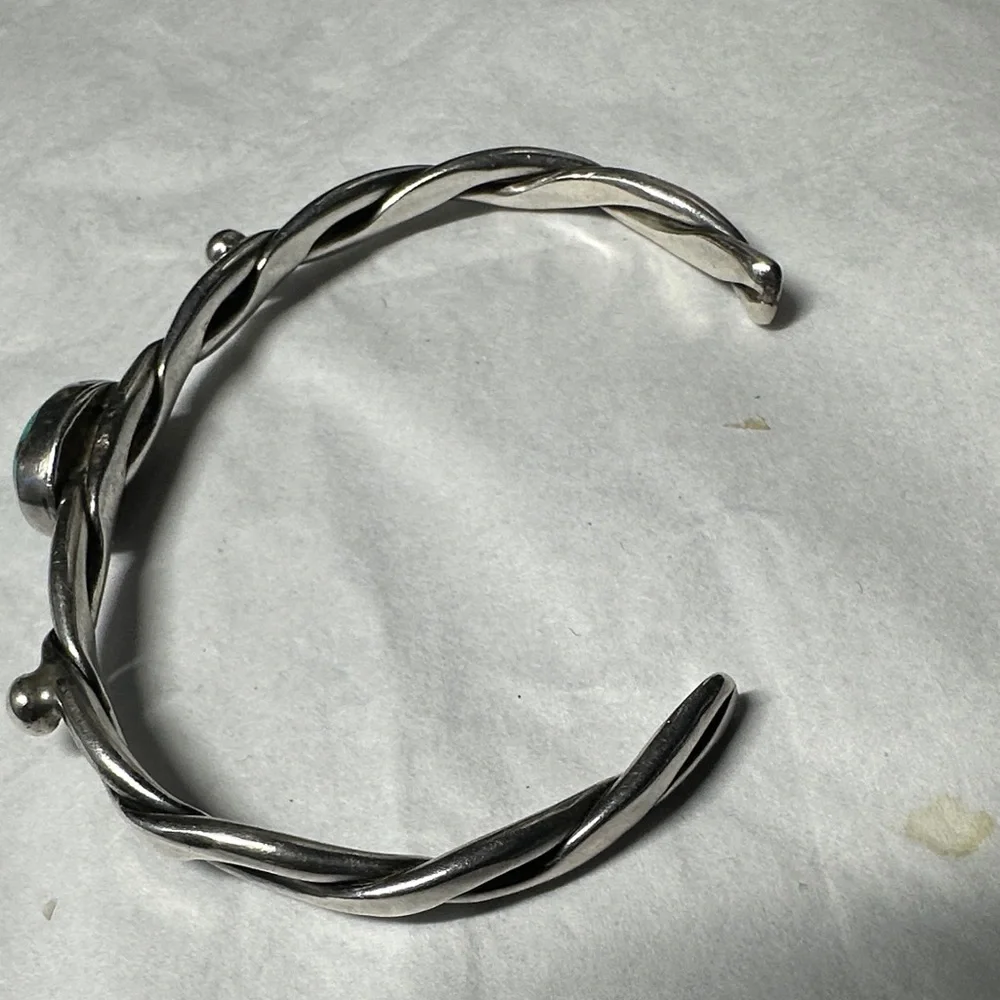 Vintage southwestern style Silver and Turquoise Women's Bracelet - Picture 8 of 8